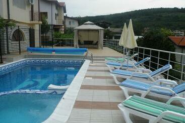 بنسيون Villa Mak