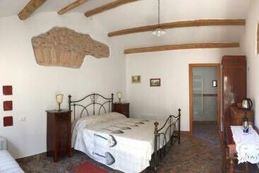 تختخواب و صبحانه La Casetta Nel Borgo