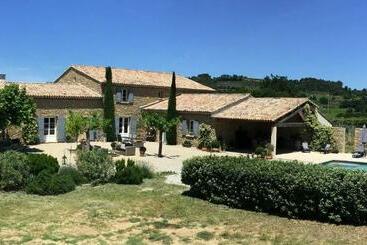 צימר Mas Du Vieux Tilleul