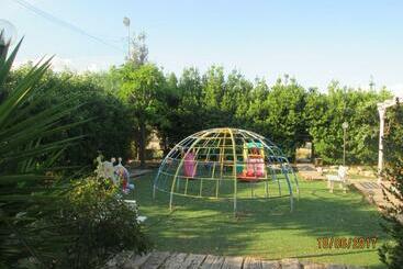 تختخواب و صبحانه Pescandora