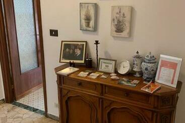 پانسیون Affittacamere Serravalle Shopping