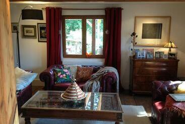 تختخواب و صبحانه Chalet Ingas