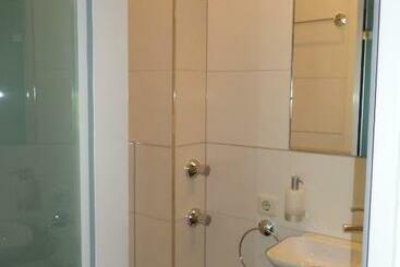 هاستل Haus Gerry