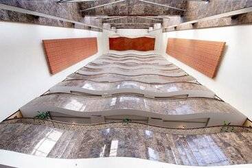 هتل آپارتمان First Central Hotel Suites