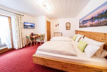 호스텔 Frühstückspension Gästehaus Zum Weissen Rössl