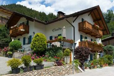 مبيت وإفطار Haus Claudia