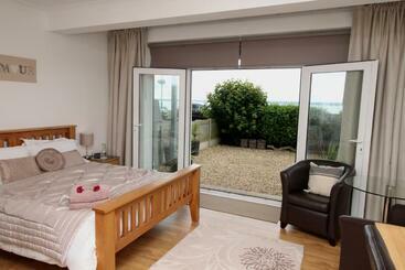 ペンション The Waters Edge