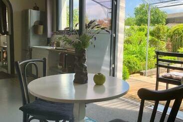 تختخواب و صبحانه Le Grenier Du Jardin