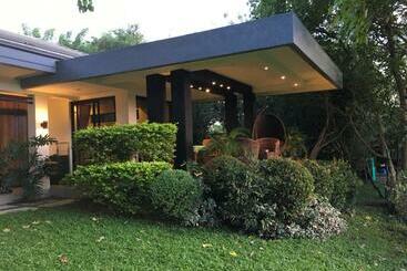 פנסיון Modern Room With Beautiful Pool