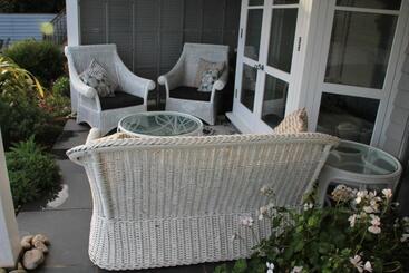 تختخواب و صبحانه Compass Rose