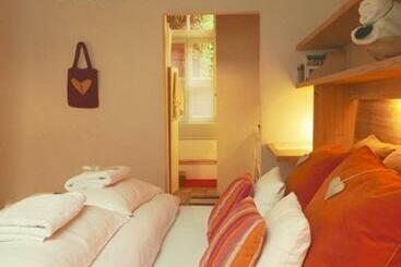 تختخواب و صبحانه Heaven At 11, Your Deluxe Studio With Personal Bathroom, Kitchenette & Terrace