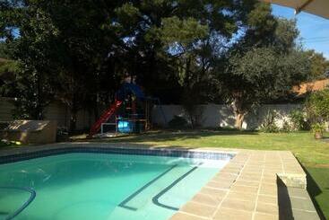 פנסיון Cottage Guesthouse