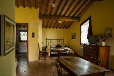 ホテル Agriturismo Montaperti