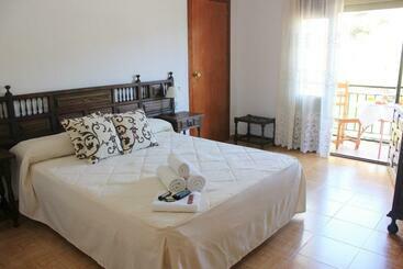 פנסיון Pensión Algarrobeña