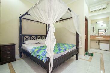 פנסיון Lori Beach Inn