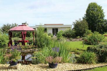 Bed and Breakfast Les Petites Chambres De La Bleue Maison