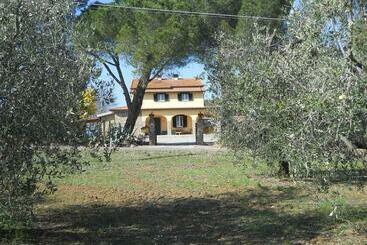 فندق Agriturismo Poggio Sassineri