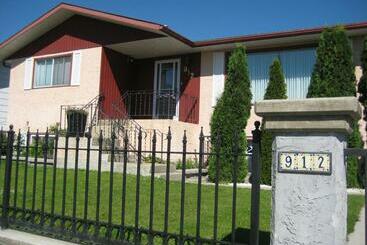 بنسيون Four Cedars Accommodation