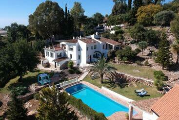 Villa Morera Bed & Breakfast