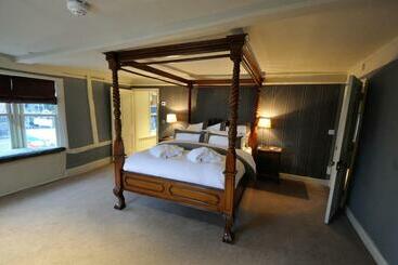 هاستل The Marlborough
