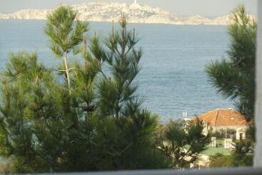 La Luna Of Marseille   Villa D Architecte B&b