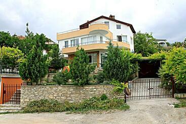 پانسیون Popov Guest House