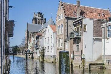 تختخواب و صبحانه Blom Aan De Gracht