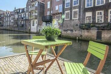 تختخواب و صبحانه Blom Aan De Gracht
