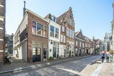 تختخواب و صبحانه Blom Aan De Gracht