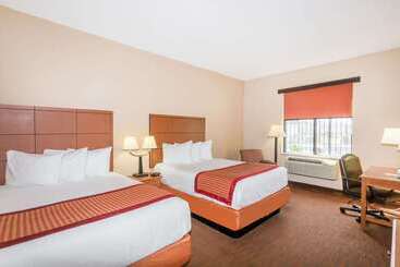 هتل Baymont By Wyndham Savannah/garden City