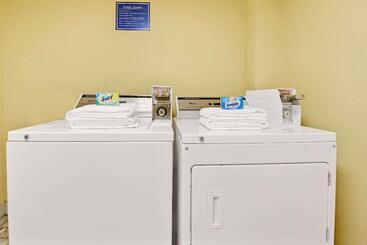 בית מלון כפרי Days Inn & Suites By Wyndham Desoto