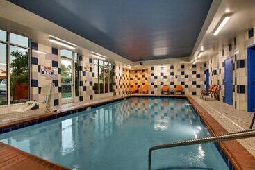 בית מלון כפרי Holiday Inn Express Georgetown, An Ihg