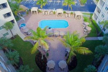 Отель Holiday Inn Express & Suites Naples Downtown 5th Avenue, An Ihg