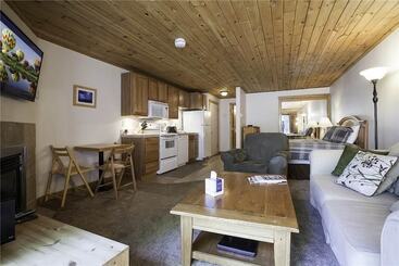 בית מלון כפרי Scandinavian Lodge And Condominiums By Pioneer Ridge Mgmt