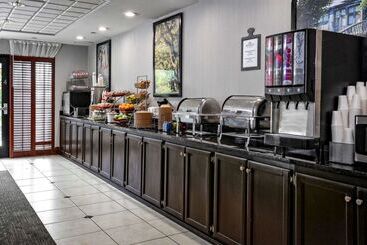 هتل Wingate By Wyndham Savannah Pooler