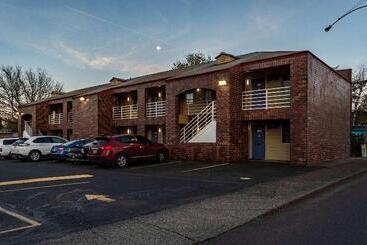 Motel 6 Canby, Or