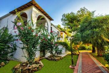 בית מלון כפרי Merit Cyprus Gardens By Holidaykeys