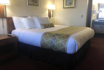 فندق Westward Inn