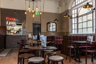 ユースホステル Publove @ The White Ferry Victoria