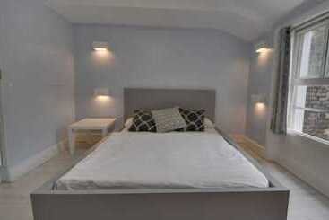 בית מלון כפרי Astor Kensington Hostel