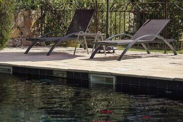 Отель Hôtel Du Clos