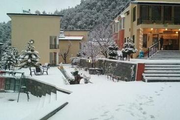 Mist N Meadows Resort