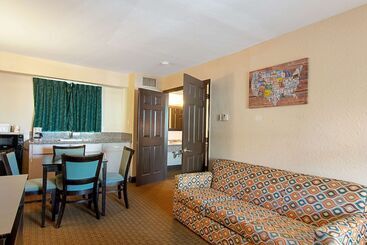 فندق Econo Lodge Inn & Suites