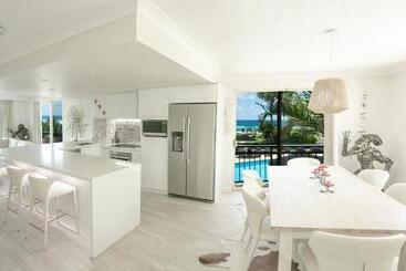 هتل Golden Riviera Absolute Beachfront Resort