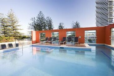 هتل Mantra Broadbeach On The Park
