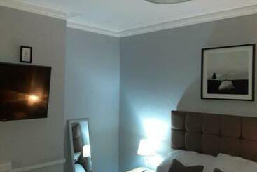 צימר Caversham Lodge