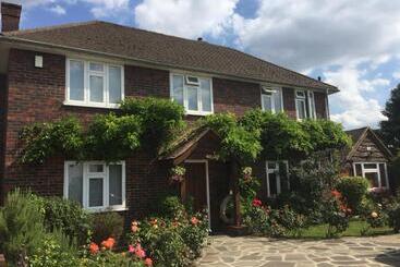 مبيت وإفطار Clay Farm Guest House