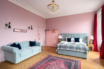 تختخواب و صبحانه Queen Charlotte Guesthouse