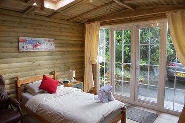 تختخواب و صبحانه The Elms Guest House