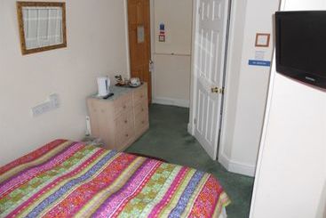 تختخواب و صبحانه The Elms Guest House